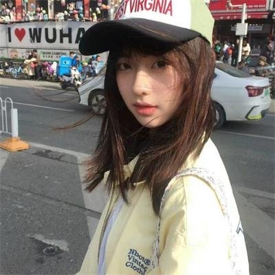 穿黄睡衣的女孩